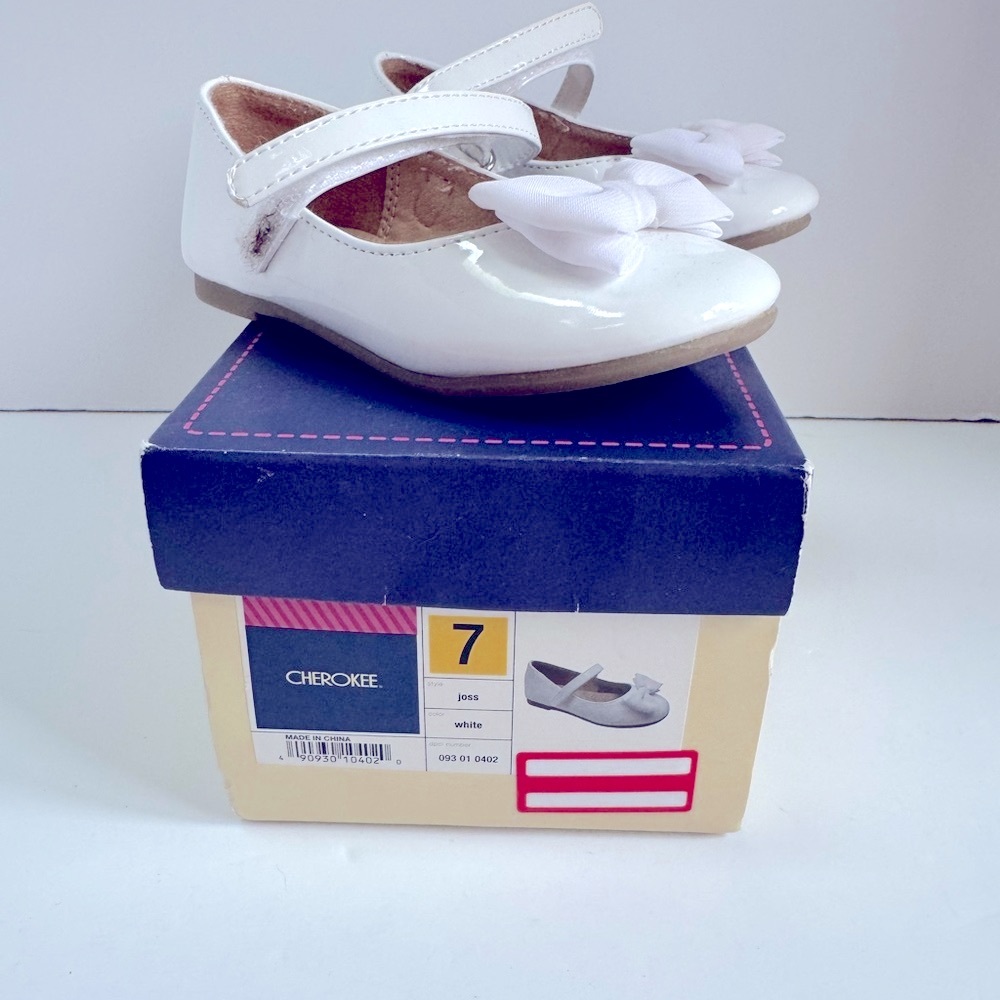 Cherokee White Dress Shoes with Bow Detail